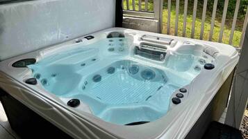 Banyera d'hidromassatge a l'aire lliure