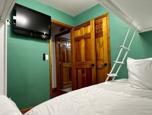 2 habitaciones, tabla de planchar con plancha, wifi y ropa de cama 