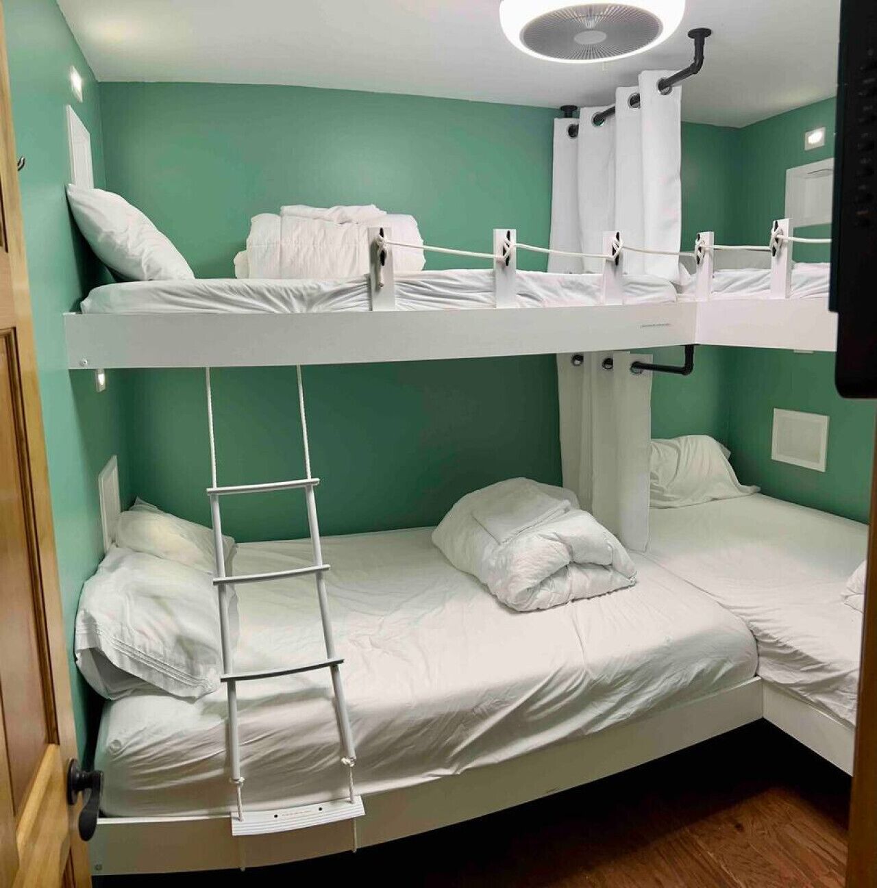 2 dormitoris, planxa i posts de planxar, wifi i roba de llit 