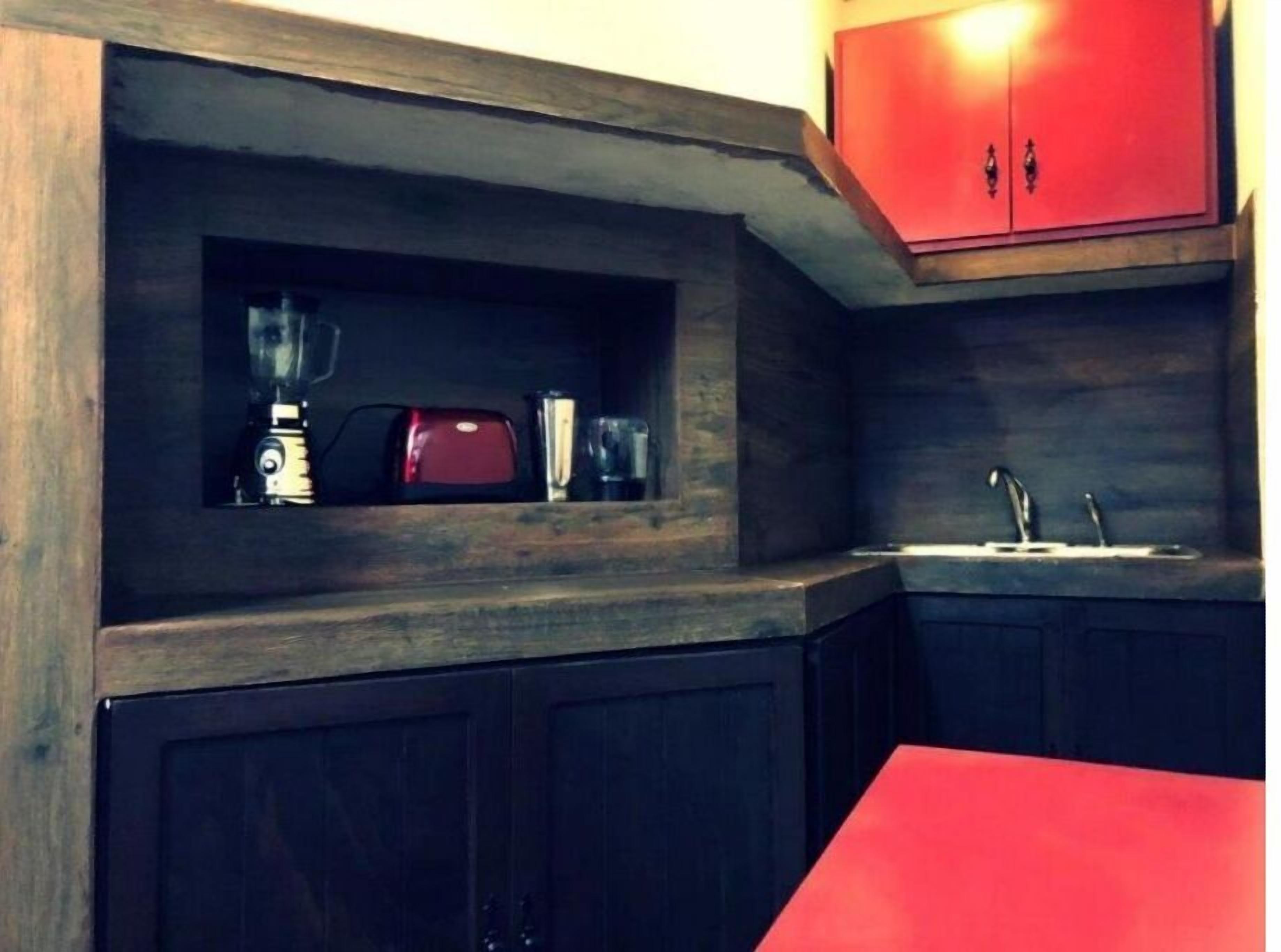 Fridge, oven, stovetop, cookware/dishes/utensils