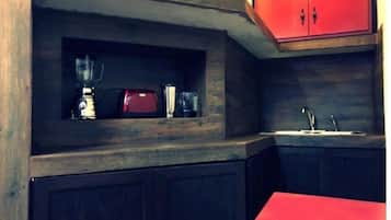 Fridge, oven, stovetop, cookware/dishes/utensils