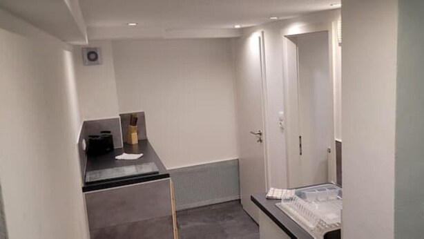 A modern bathroom with a shower, a sink, and a toilet. - Villa Souterrain, W-lan, Büro (Leverkusen)