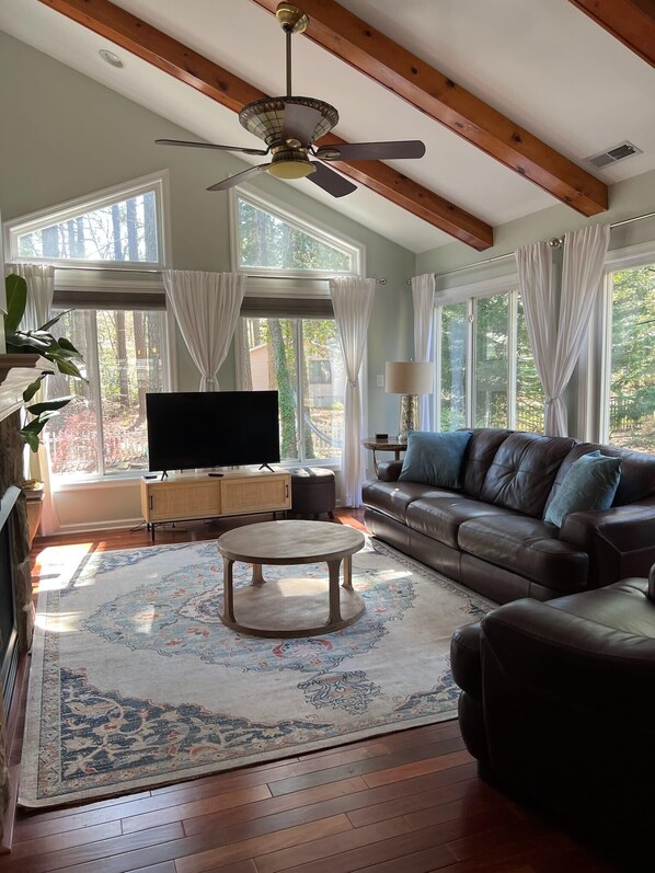 TV, fireplace - Tranquil Waters, OceanPines, 3 br, Dog Friendly (Ocean Pines)