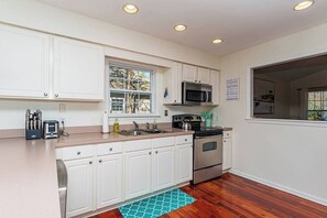 Coffee/tea maker, fridge, microwave, oven