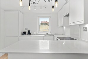 Kühlschrank, Ofen, Geschirrspüler, Wasserkocher mit Kaffee-/Teezubehör