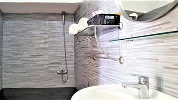 Apartment | Bathroom | Shower, towels