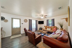 Smart TV - Cozy Home 3-minutes to Canyon Lake, Guadalupe River & Whitewater Amphitheater! (Canyon Lake)