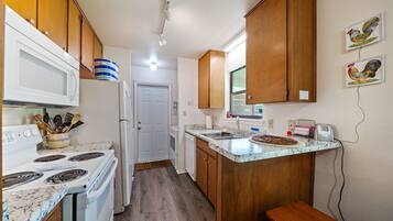 Jääkaappi, mikroaaltouuni, uuni, liesi