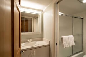 Haartrockner, Handtücher, Seife, Toilettenpapier