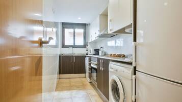 Appartamento, 2 camere da letto, 2 bagni | Cucina privata | Frigorifero, microonde, lavastoviglie, macchina per caffè espresso