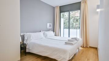 Appartement, 2 slaapkamers, 2 badkamers | Een laptopwerkplek, een strijkplank/strijkijzer, gratis babybedden