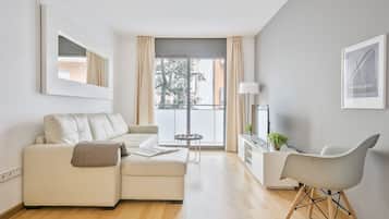Appartement, 2 slaapkamers, 2 badkamers | Woonruimte | Een televisie
