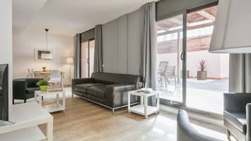 Maisonnette, 3 slaapkamers, terras | Woonruimte | Een televisie