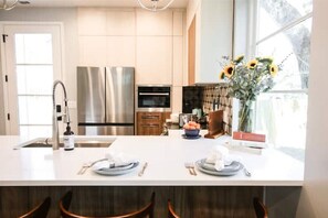 Réfrigérateur, four à micro-ondes, un four, surface de cuisson