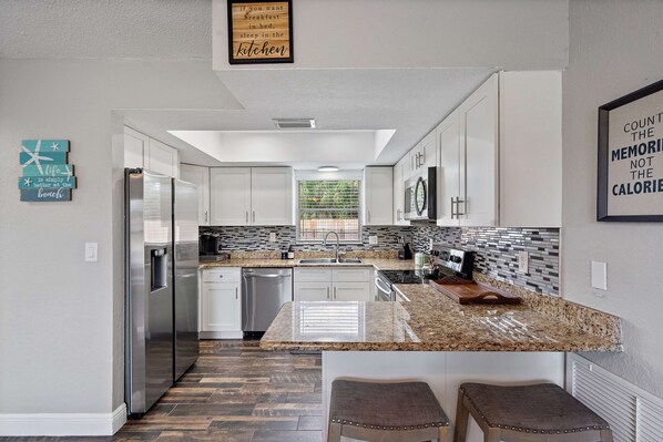 Fridge, microwave, oven, stovetop - Splashy Getaway - 15 mins to Clearwater Beach (Seminole)