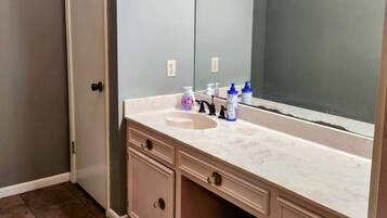 淋浴设施、吹风机、毛巾、卫生纸