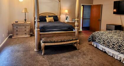 The Ponder House Suite A Qn Beds with private bath. We hve add'l rms available.