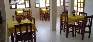 Dining - Hospedagem Central - Suíte 108 - Cabo Frio - Aluguel Econômico (São Cristóvão Cabo Frio)