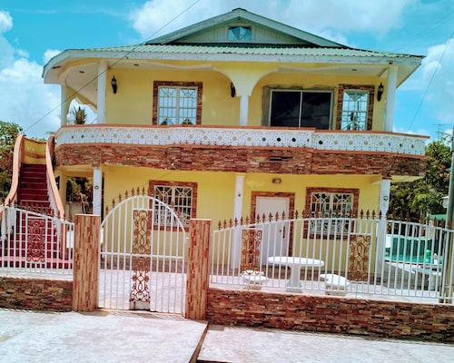 1st Floor 1-bedroom ,comfortably Sleeps 4