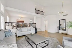 Smart TV, fireplace - Legacy Golf Frontage Luxury Home
HTD POOL/SPA,BBQ 
FirePit,Sundeck,10 min Strip! (Henderson)