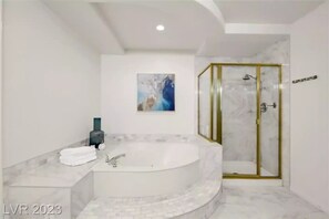 Shower - Legacy Golf Front Luxury
POOL/SPA,BBQ 
FirePit,10 min Strip!
LAST MINUTE PROMO! (Henderson)