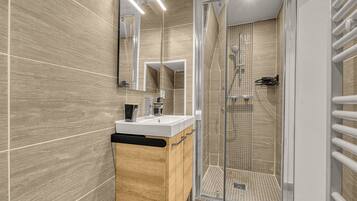 SĂšche-cheveux, serviettes fournies