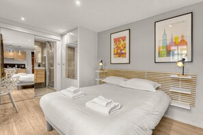 Tabla de planchar con plancha, wifi gratis y ropa de cama 