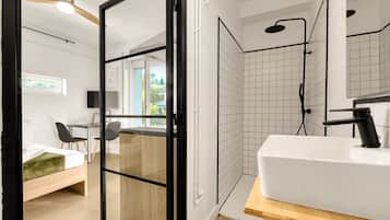 Iron/ironing board, free WiFi, bed sheets