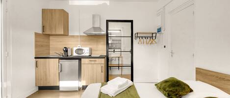 Iron/ironing board, free WiFi, bed sheets