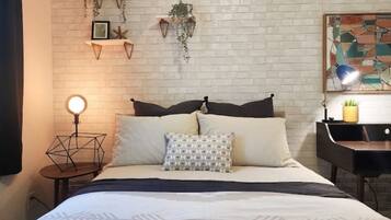 3 habitaciones, escritorio, tabla de planchar con plancha y wifi gratis