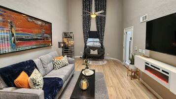 Smart TV, chimenea, tenis de mesa y libros