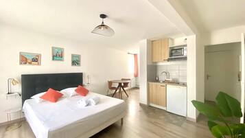 Iron/ironing board, free WiFi, bed sheets