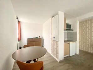 Kjøleskap, mikrobølgeovn, kaffetrakter/tekoker og brødrister