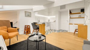 Eine moderne Wohnung mit Wohnbereich, Küche und Essbereich.