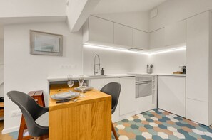 Kühlschrank, Mikrowelle, Ofen, Geschirrspüler