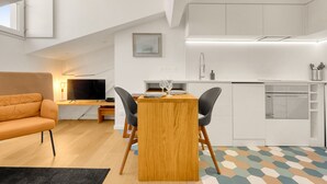 Eine moderne Wohnung mit Essbereich, Küche und Wohnbereich.