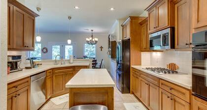 Quaint Noble Home: 6 Mi to University of Oklahoma!