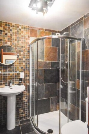 Hair dryer, towels, soap, shampoo - Sunnyside Cottage - Rural 2-bedroom apartment (Bristol)