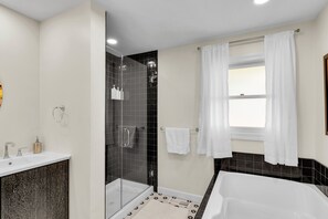 Dusche, Whirlpool, Haartrockner, Handtücher