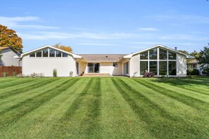 Exterior - Newly renovated upscale home on the U of I golf course exclusively on VRBO (Savoy)
