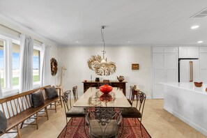 Dining - Newly renovated upscale home on the U of I golf course exclusively on VRBO (Savoy)