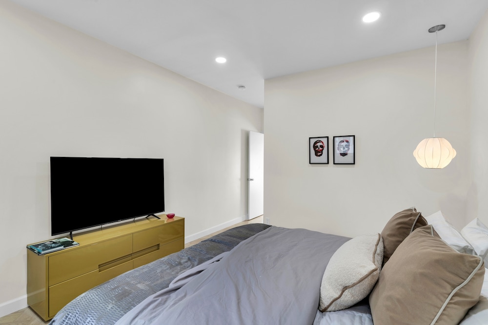 Curated visual reference: Fresh Look at Newly Renovated Upscale Home On The U Of I Golf