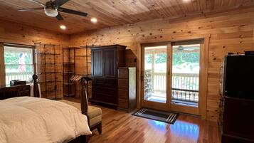 4 bedrooms, in-room safe, desk, free WiFi