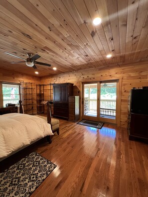 4 bedrooms, in-room safe, desk, free WiFi