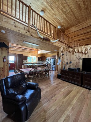 Smart TV, fireplace, ping pong, stereo