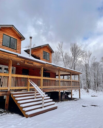 Private Cozy Cabin on 165 acres in Poconos. Pool Room, Sauna, Poker, Hunting!