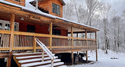 Private Cozy Cabin on 165 acres in Poconos. Pool Room, Sauna, Poker, Hunting!