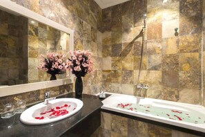 Shower, towels, toilet paper - Capital O 1200 Salem Riverside Hotel (Da Nang)