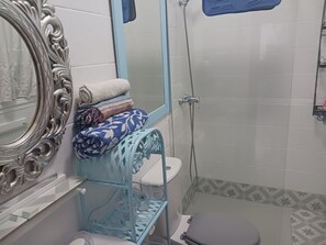 Sèche-cheveux, serviettes fournies, savon, papier toilette