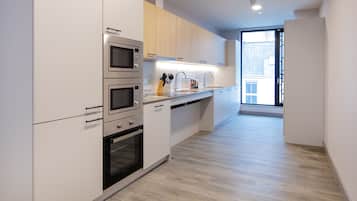 Quarto casal båsico | Espaço de cozinha compartilhada | Fogão, cooktop